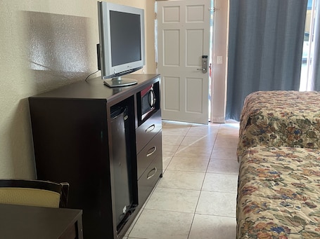 Deluxe Double Room, 2 Queen Beds, Non Smoking | Desk, free WiFi, bed sheets