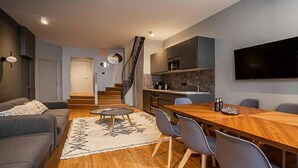 Un apartamento moderno con comedor, cocina y sala de estar.