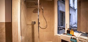 Dusche, Haartrockner, Handtücher, Seife