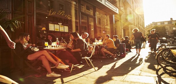 Outdoor dining - Marais Beaumarchais Voltaire- we serve you in style! (Paris)