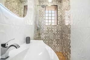 Dusche, Haartrockner, Seife, Toilettenpapier