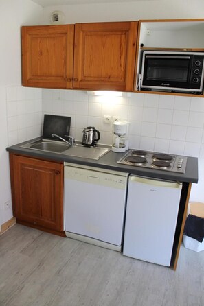Køleskab, mikrobølgeovn, opvaskemaskine, kaffe-/temaskine