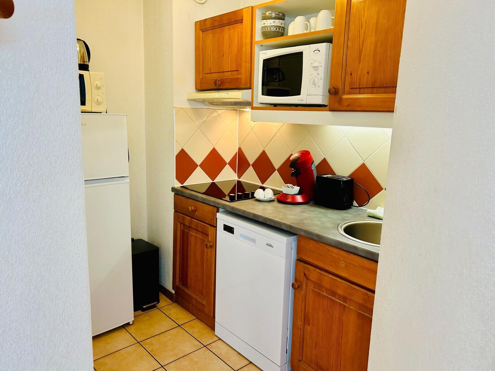 Kylskåp, mikrovågsugn, diskmaskin och kaffe- och tebryggare