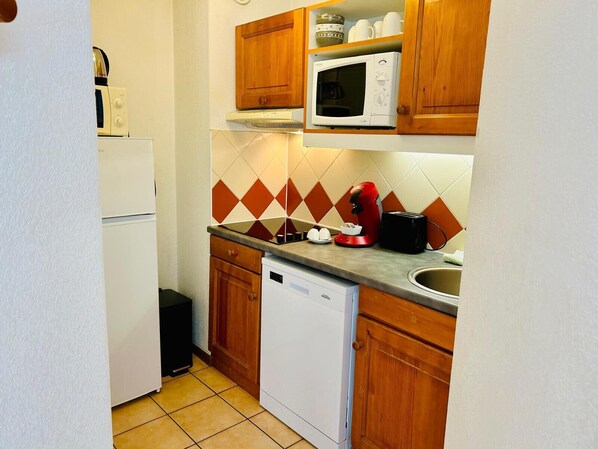 Fridge, microwave, dishwasher, coffee/tea maker