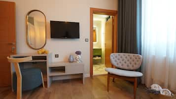 In-room safe, free WiFi, bed sheets