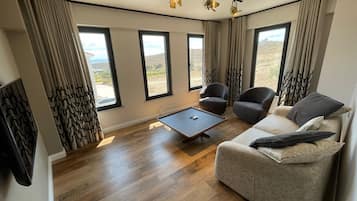 Dúplex estándar, cocina, vista al mar | Área de sala de estar | Smart TV de 43 pulgadas con canales vía satélite, televisión y Netflix