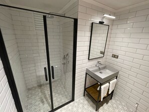 Standard Duplex, Kitchen, Sea View | Bathroom | Shower, rainfall showerhead, eco-friendly toiletries, hair dryer