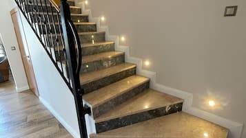 Appartement Duplex Deluxe, cuisine, vue mer | Coin séjour | TV connectée de 43 pouces avec chaînes par satellite, télévision