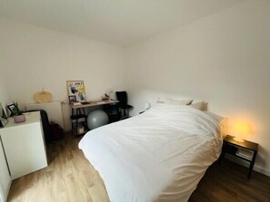 4 bedrooms, WiFi - Bright Apt With Balcony For 4 People In Vannes! (Vannes)