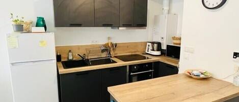 Kühlschrank, Mikrowelle, Ofen, Wasserkocher mit Kaffee-/Teezubehör