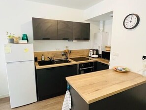 Kühlschrank, Mikrowelle, Ofen, Wasserkocher mit Kaffee-/Teezubehör