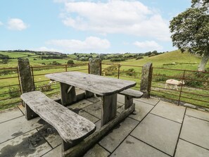 Cottage | Outdoor dining - Orsedd Wen Farmhouse (Llanrwst)