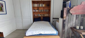 1 makuuhuone, silitysrauta/-lauta