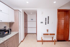 Kjøleskap, mikrobølgeovn, ovn og kokeplater