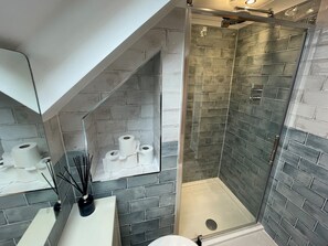 Een douche, een haardroger, handdoeken