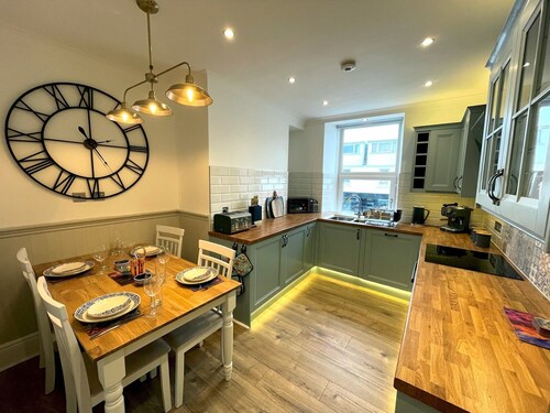 Beautifully Presented 3BR Luxury Apartment - Pass the Keys