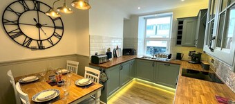 Beautifully Presented 3BR Luxury Apartment - Pass the Keys