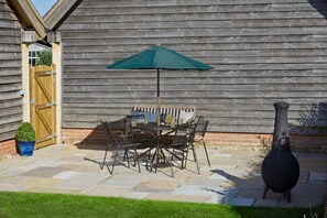 Outdoor dining - The Pheasantry - Luxury Eco Retreat with breakfast (Wicklewood, Wymondham)