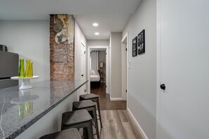 Interior - Mins to UK- Rupp- Kroger Field- Blocks away to UK & ST Joes Hospital- (Lexington)