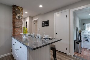 Dining - Mins to UK- Rupp- Kroger Field- Blocks away to UK & ST Joes Hospital- (Lexington)