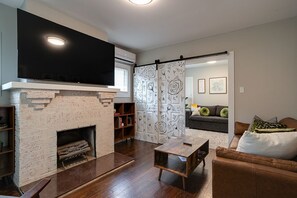 Smart TV - Mins to UK- Rupp- Kroger Field- Blocks away to UK & ST Joes Hospital- (Lexington)