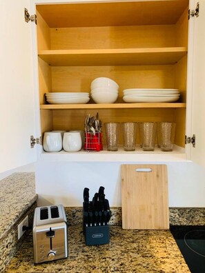 Réfrigérateur, micro-ondes, plaque de cuisson, cafetiÚre/bouilloire