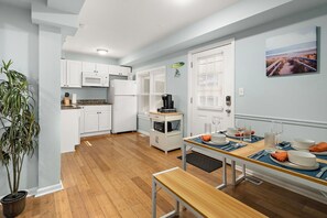 Réfrigérateur, micro-ondes, plaque de cuisson, cafetiÚre/bouilloire