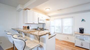 Kylskåp, mikrovågsugn, spishäll och kaffe- och tebryggare