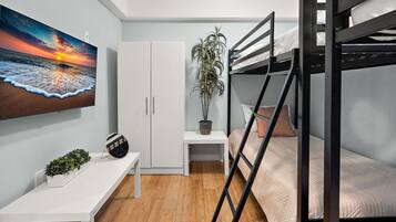 3 bedrooms, desk, iron/ironing board, WiFi