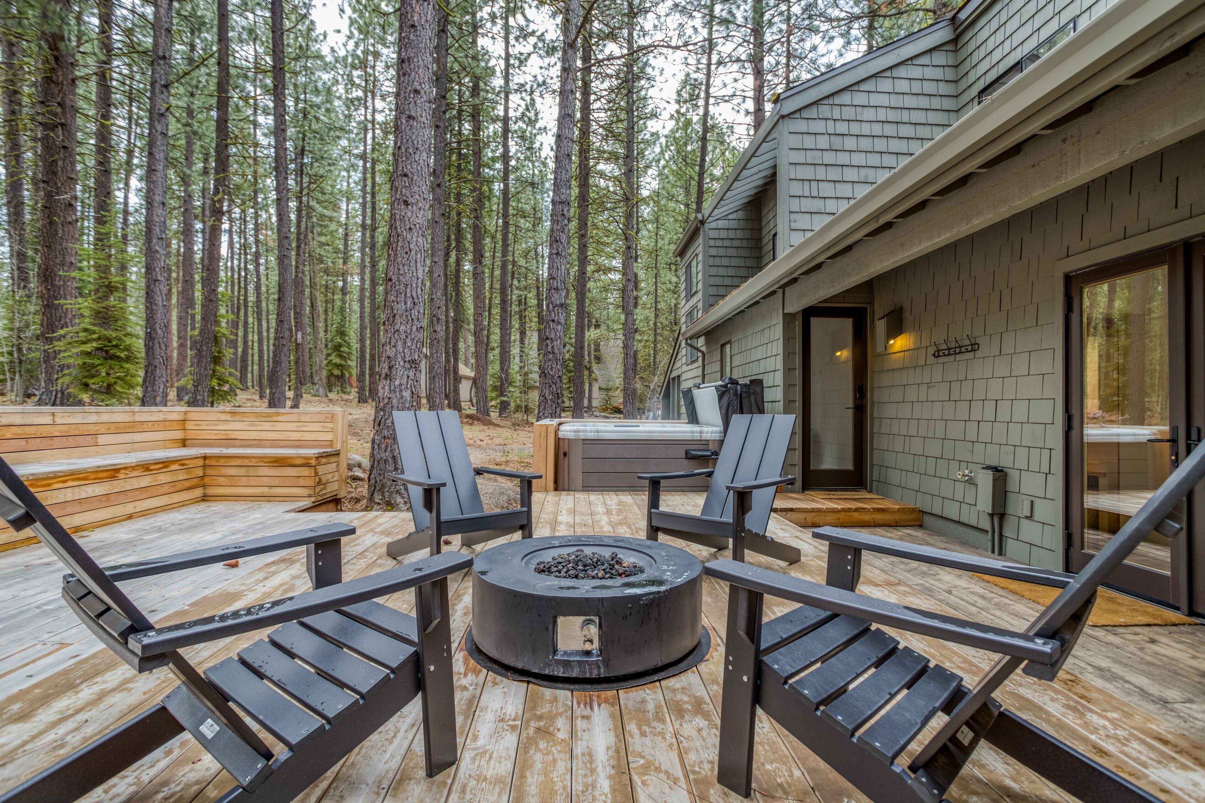Elegant Modern Décor, Gas Fire Pit, Hot Tub, Two Suites on Black Butte Ranch!