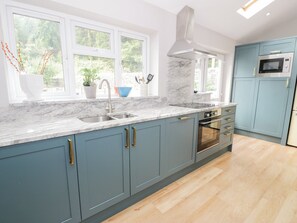 ثلاجة، غسالة أطباق، غلّاية كهربائية، محمصة خبز