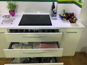 Fridge, oven, stovetop, coffee/tea maker