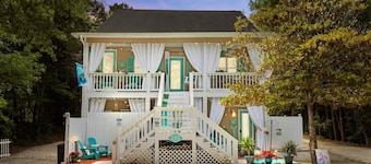 Suite Escape: King Suite Near Beach, Golf Cart, Hot Tub