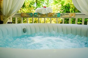 Outdoor spa tub - Suite Escape: King Suite Near Beach, Golf Cart, Hot Tub (Emerald Isle)