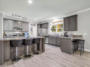 Jääkaappi, mikroaaltouuni, uuni, liesi