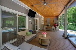 Outdoor dining - The Charming Place | Pet Friendly Hendersonville Retreat with Hot Tub, Fire Pit & View Overlook (Hendersonville)