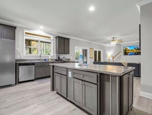 Jääkaappi, mikroaaltouuni, uuni, liesi