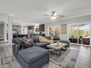 Fernseher, Tischtennisplatte, Stereoanlage