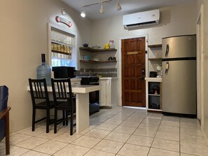 Réfrigérateur, micro-ondes, cafetière/bouilloire, bouilloire électrique