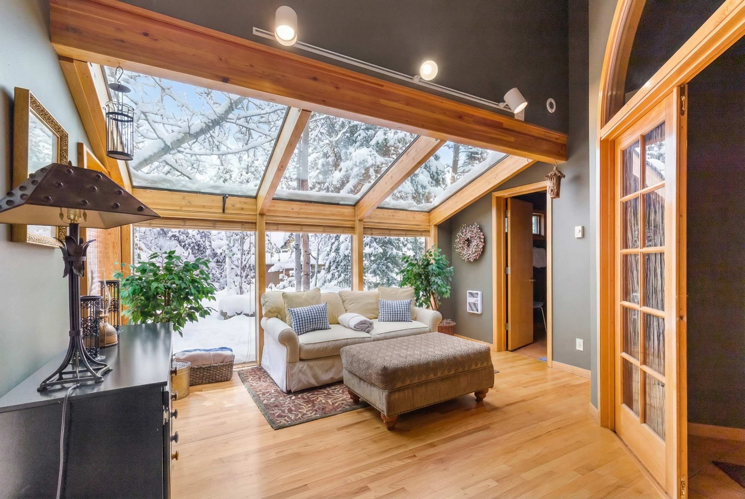 Téléviseur, foyer, chaîne audio, bureau