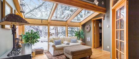 Een televisie, een open haard, een stereo en een kantoor