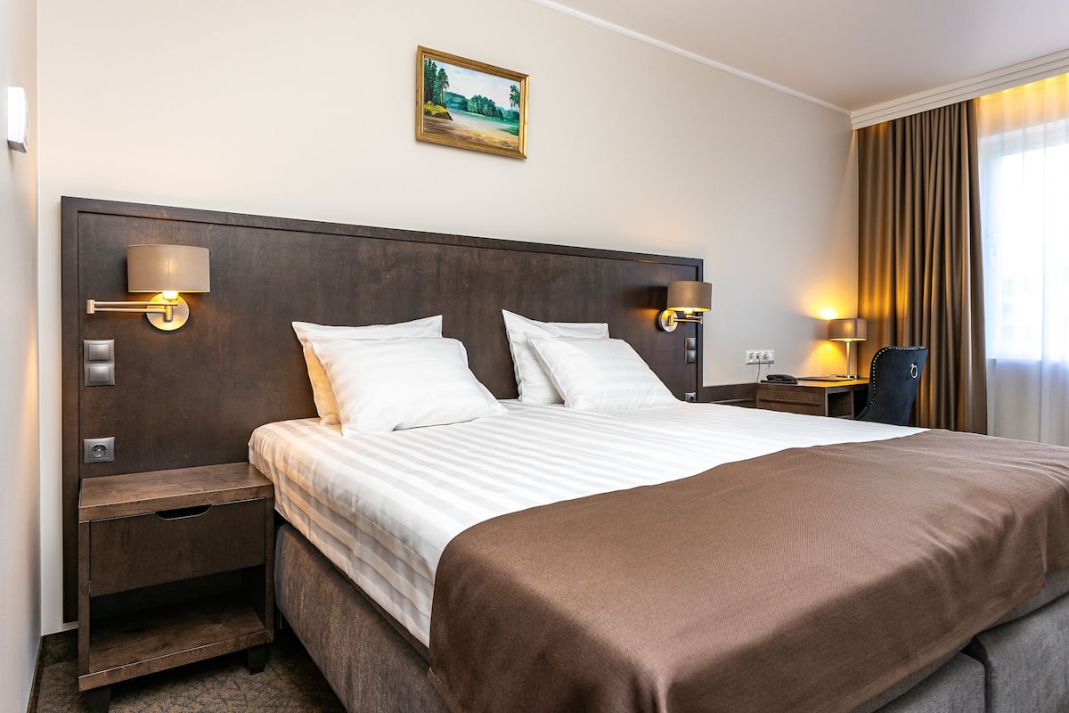Standard Double Room | Peti besi dalam bilik, meja, ruang kerja komputer riba, kalis bunyi
