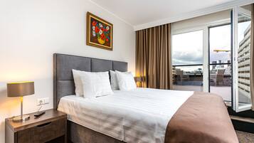 Kahden hengen businesshuone | Tallelokero huoneessa, työpöytä