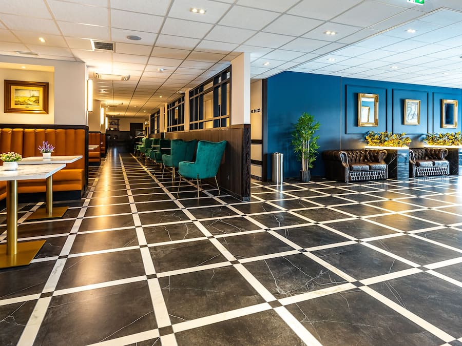 Área de estar no saguão