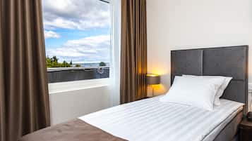 Twin Room | In-room safe, desk, laptop workspace, soundproofing