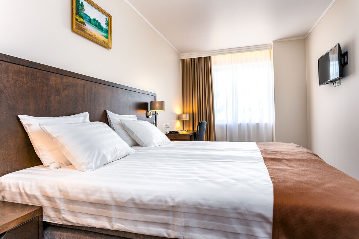 In-room safe, desk, laptop workspace, soundproofing