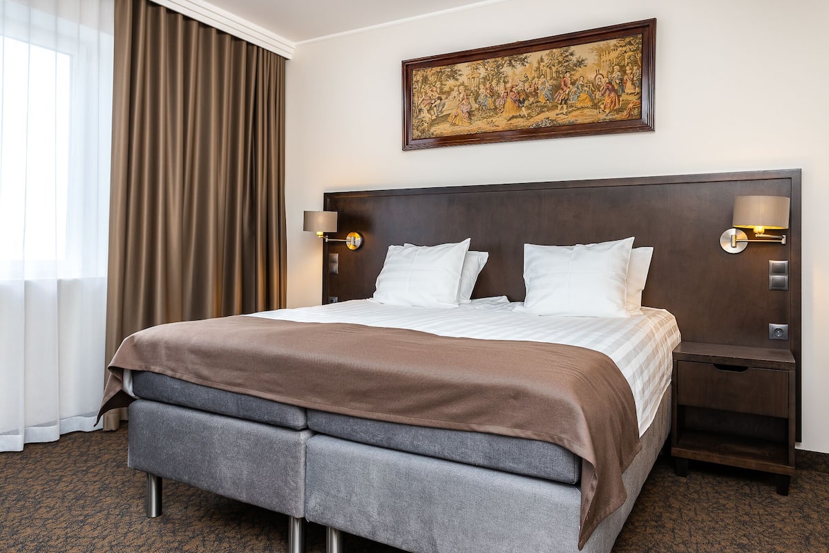 Grand Room | Peti besi dalam bilik, meja, ruang kerja komputer riba, kalis bunyi