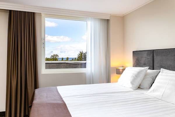 Caja de seguridad en la habitación y escritorio