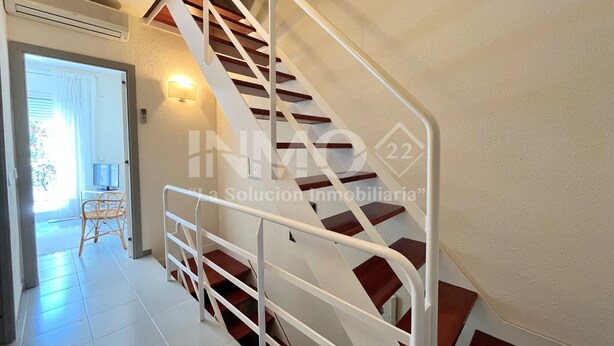A staircase with white railings and wooden steps, leading to an upper floor. - House in Golf St. Jordi in La Llosa  (Cambrils)