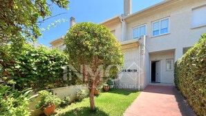A residential building with a paved driveway, a well-maintained lawn, and a variety of plants. - House in Golf St. Jordi in La Llosa  (Cambrils)
